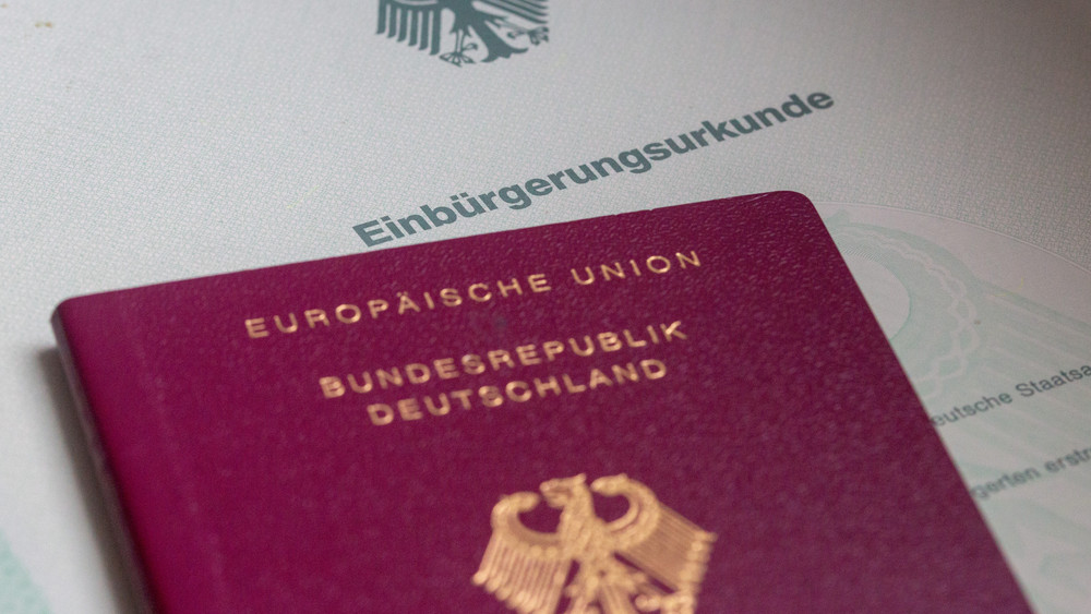In Hessen könnten viel mehr Einbürgerungsanträge eingehen als bisher. 