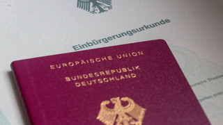Technikpanne in Wiesbaden: Weiter Passfoto auf Papier