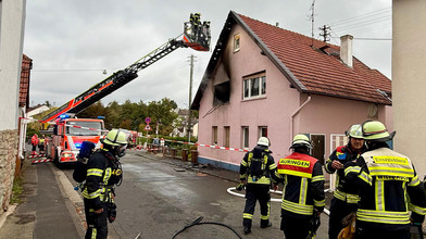 Flammen zerstören Wohnhaus in Wiesbaden-Medenbach