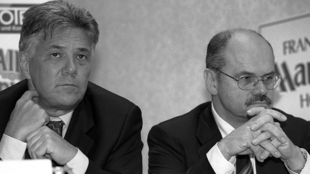 Der ehemalige Eintracht Frankfurt Präsident Rolf Heller (l) und der Sprecher des Verwaltungsrrates, Bernd Ehinger, auf einer Pressekonferenz am Freitag (28.01.2000) in Frankfurt. 
