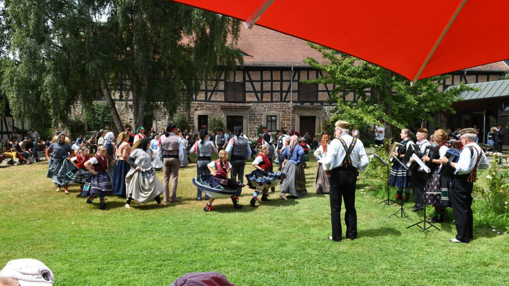 Beim Schlitzerländer Trachtenfest kommen Folkloregruppen aus der ganzen Welt.  