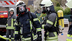 Garage in Vollbrand gemeldet: Feuerwehr im Stadtteil Kathus im Einsatz