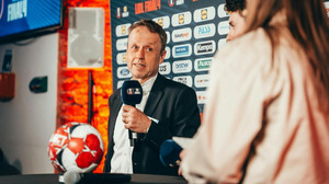 32 LKW für "Aha-Effekte": Mobiler Glasboden beim Final Four