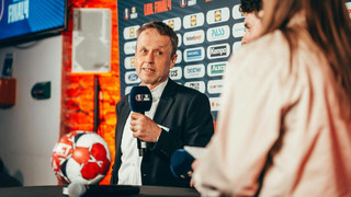 32 LKW für "Aha-Effekte": Mobiler Glasboden beim Final Four