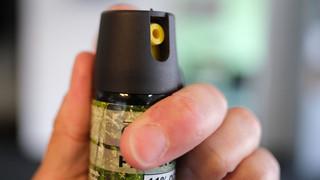 Mann hält Pfefferspray für Parfüm und sprüht es ins Gesicht