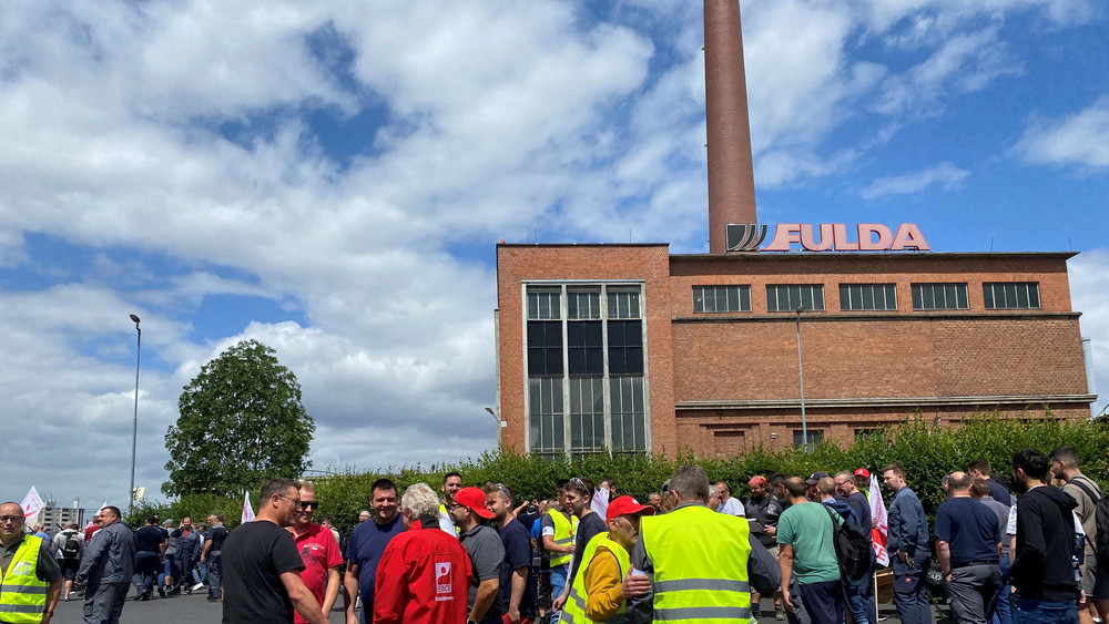 Im Sommer hatten Beschäftigte von Goodyear in Fulda noch gegen den geplanten Abbau von 500 Stellen demonstriert (Archivbild). 