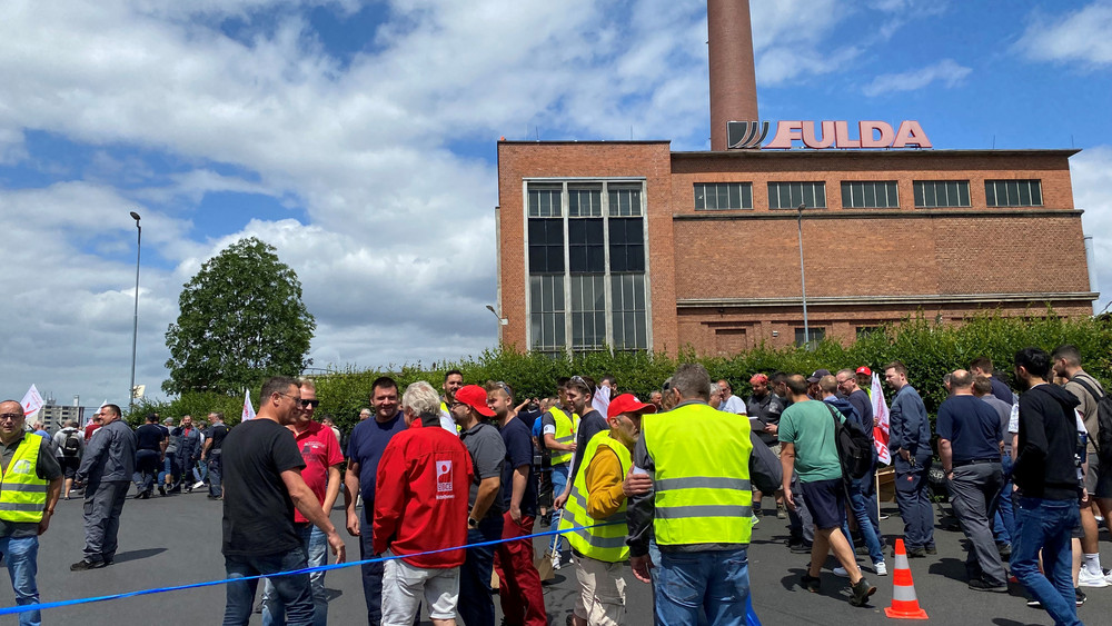Beschäftigte protestieren vor dem Werk in Fulda. (Archivbild)