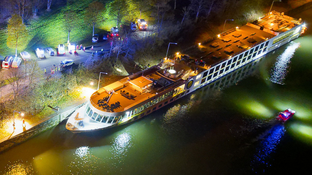 Für die Passagiere eines Flusskreuzfahrtschiffes endet ihre Reise auf der Donau mit einem Riesen-Schrecken. Das Schiff ist auf dem Weg von Passau nach Budapest an einer Schleuse in Österreich gegen eine Beton-Mauer gekracht.
