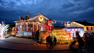 Weihnachtshaus in Ahnatal: Glühwein, Lichter und hunderte Besucher