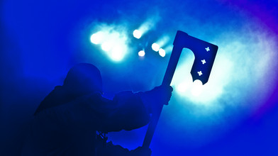 Mann zerstört Rüsselsheimer Bushaltestelle mit Axt