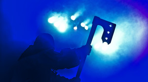 Mann zerstört Rüsselsheimer Bushaltestelle mit Axt