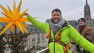 Beim Baumkosmetiker: Frankfurter Weihnachtsbaum wird geschmückt