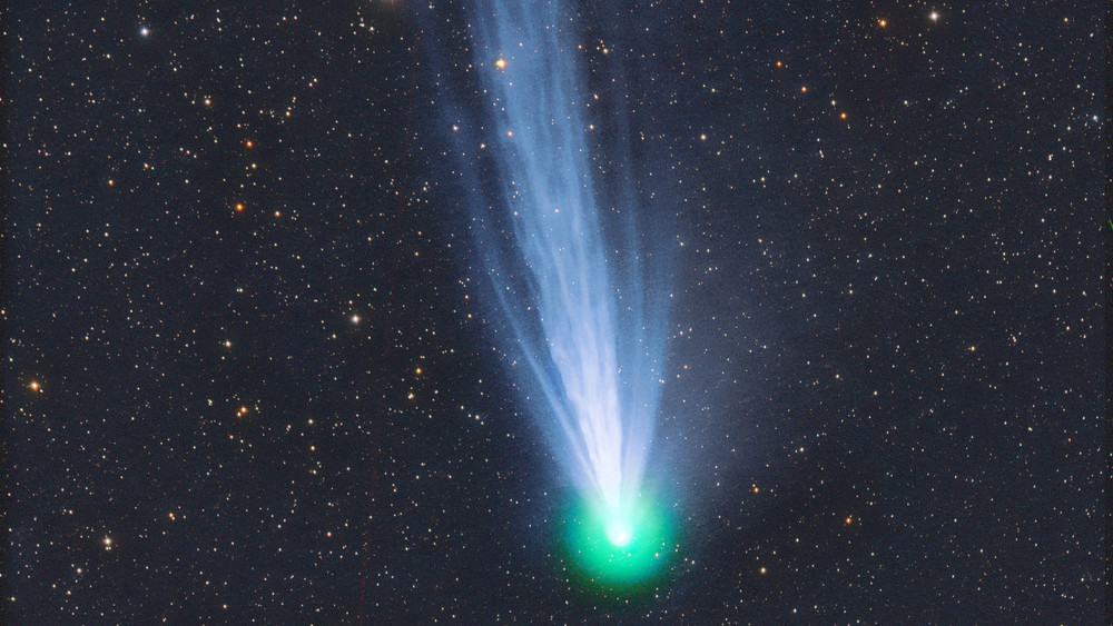 Bis Anfang April ist der Komet 12 P/Pons-Brooks mit einem Fernglas gut zu sehen.
