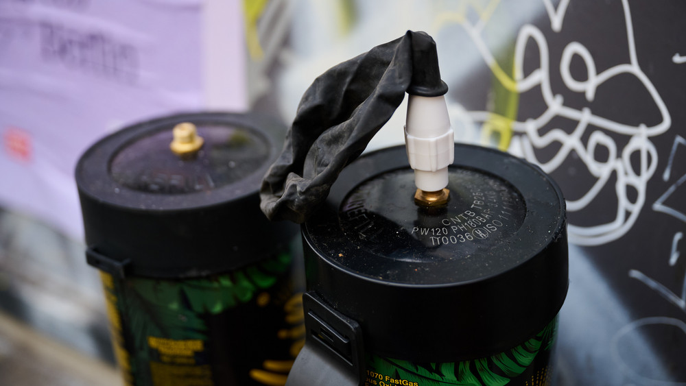 Zwei benutzte Lachgasflaschen. Zukünftig ist der Verkauf an Minderjährige verboten.