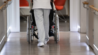 Verfassungsgericht: Kinderzahl bei Pflegeversicherung berücksichtigen