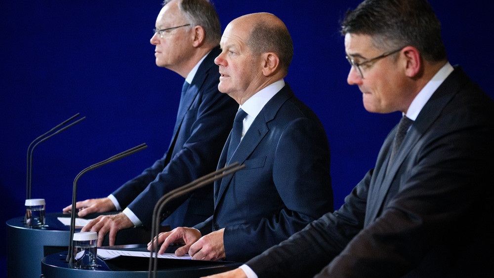 Pressekonferenz nach dem Migrationsgipfel im November: Hessens Ministerpräsident Boris Rhein, Kanzler Olaf Scholz und der niedersächsische Regierungschef Stefan Weil (v.r.) - jetzt gibt es ein Folgetreffen.