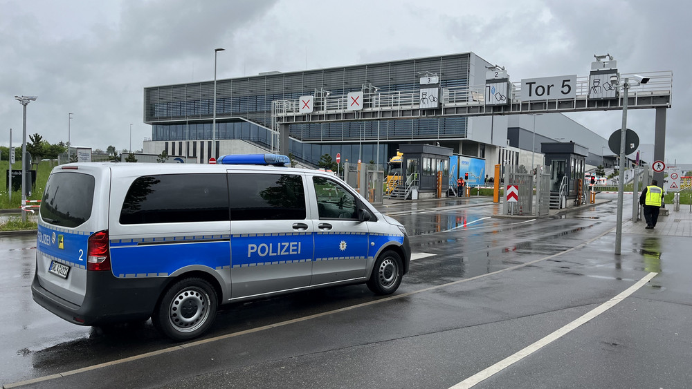 Polizei-Einsatzfahrzeug steht am Werk von Mercedes-Benz in Sindelfingen.