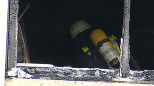 Brand in Mehrfamilienhaus: Bewohner müssen über Drehleitern gerettet werden