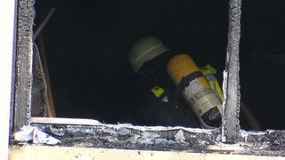 Brand in Mehrfamilienhaus: Bewohner müssen über Drehleitern gerettet werden