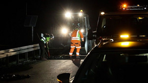 Niesanfall löst Unfall aus - Leergutkisten auf A7 verteilt