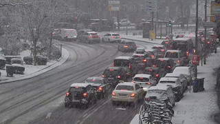 Wetterchaos in Teilen Deutschlands - Schnee und Eis auf den Straßen