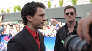 Fan-Event in Berlin: Tausende Menschen feiern Tom Holland und Zendaya