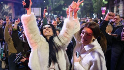 Serbien: Menschen feiern in Belgrad nach Wahlniederlage Vučićs