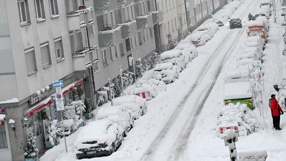 Starker Schneefall sorgt für große Verkehrsprobleme in und um München.