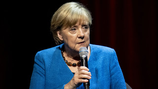 Erstes Interview nach Amtszeit: Merkel verteidigt Russland-Politik