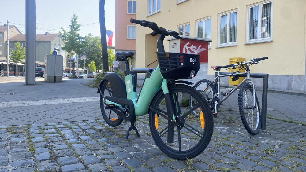 So sehen sie aus: Die neuen Leih-E-Bikes von Bolt, von denen jetzt rund 50 Stück in Kassel stehen und ausgeliehen werden können. Geparkt werden dürfen die E-Bikes nur an von der App vorgegebenen Orten - wie etwa an diesem Fahrradbügel.