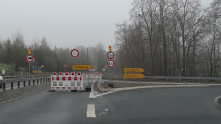 LKW zerstört Sperre - Ortsdurchfahrt Grifte nach Guxhagen zu