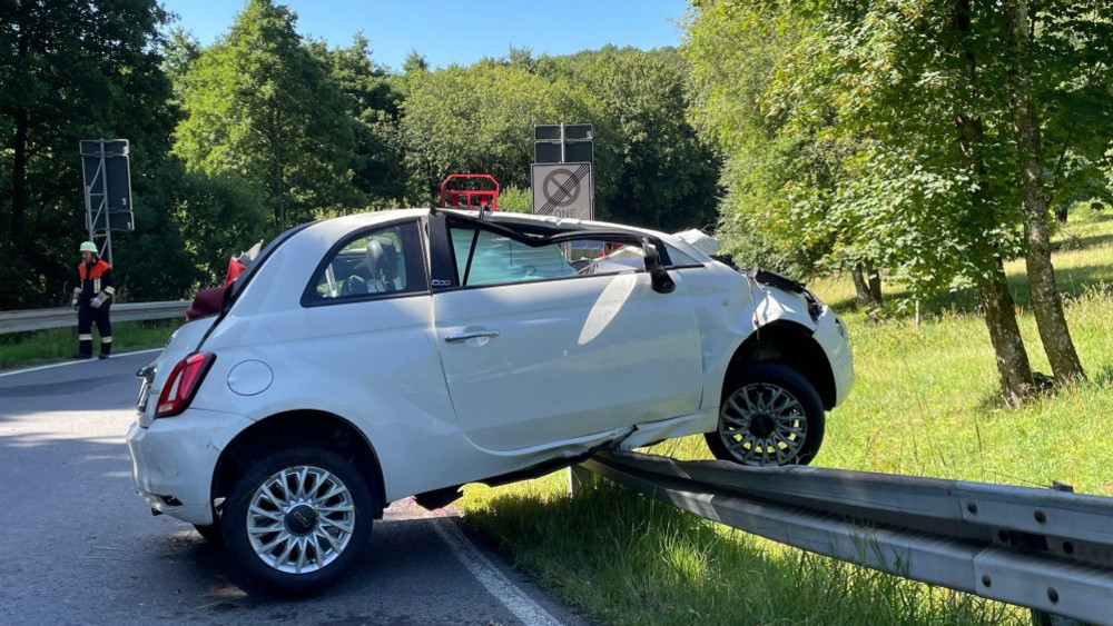 Der 56-jährige Fahrer starb noch an der Unfallstelle. 