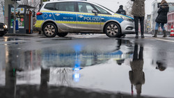 Bundesweite Bombendrohungen - Polizei durchsucht Objekte