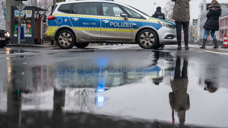 Bundesweite Bombendrohungen - Polizei durchsucht Objekte