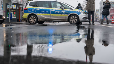 Bundesweite Bombendrohungen - Polizei durchsucht Objekte