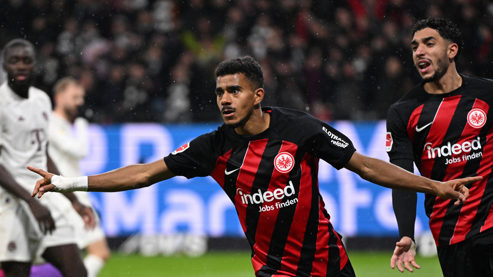 Beim letzten Heimspiel der Eintracht gegen die Bayern gab es ein 5:1 Sieg für die Hessen. Ansgar Knauff (l.) und Omar Marmoush (r.) wollen auch beim Heimspiel in dieser Saison wieder jubeln.