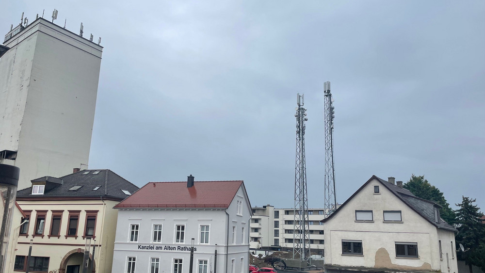 Um diese Antennen geht es: Links der Turm mit dem alten Standort, rechts der provisorische Standort.