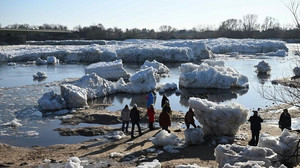 Riesige Eisblöcke treiben auf der Elbe