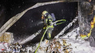 Flammen auf der A4: LKW in Vollbrand - Kräftezehrender Einsatz für Feuerwehr