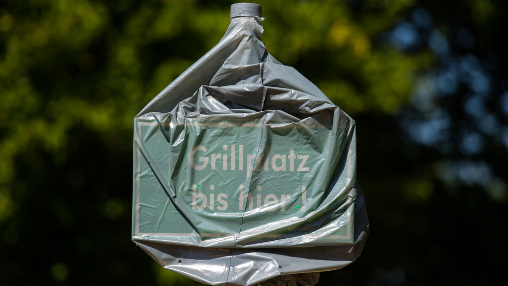 Das Forstministerium hat die Waldbrand-Alarmstufe wieder aufgehoben, vereinzelt bleibt Grillen dennoch verboten.
