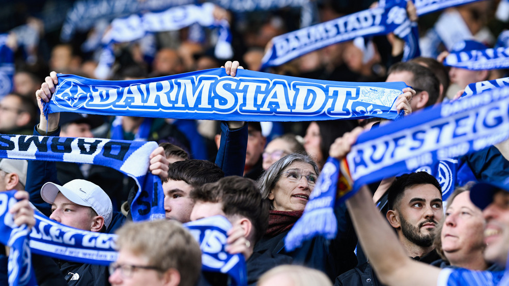 Das Stadion vom SV Darmstadt 98 verwandelt sich wieder in eine Schlafstätte, um auf das Thema Obdachlosigkeit aufmerksam zu machen.