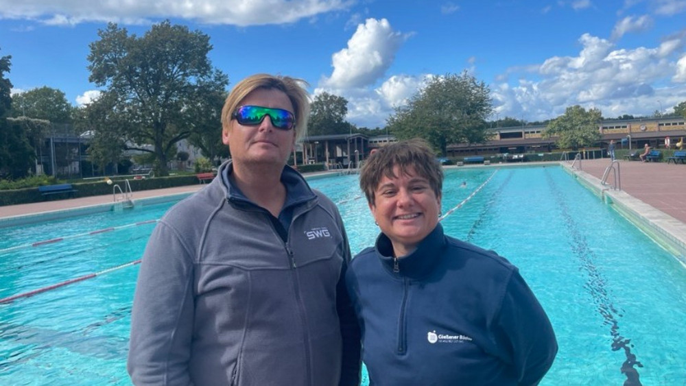 Bademeister Uwe Herrmann und Ina vor dem großen Becken im Freibad.