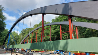 Spektakulärer Bahnbrücken-Transport durch Niedernhausen