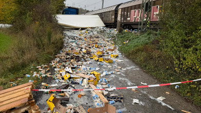 Hedemünden: Zug kracht in LKW – Bahnsperrung