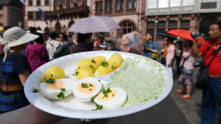 Das Frankfurter Nationalgericht - die Grüne Soße wird gefeiert