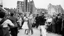 Warschau nach 1945: Die Stadt des Aufstands und des Neuanfangs