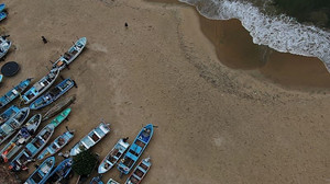 Acapulco: Menschen trotzen Wellen, um Boot in Hurrikan Polo zu retten