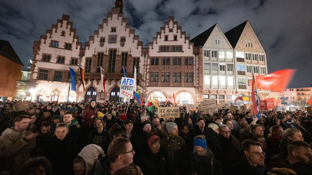 Bis zu 6.500 Menschen protestierten am Frankfurter Römerberg gegen Unions-Kanzlerkandidat Friedrich Merz und die AfD. 