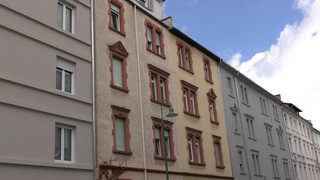 Sturz aus dem dritten Stock: Passant fängt Kleinkind in Darmstadt auf