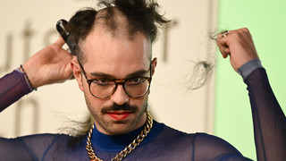 Deutscher Buchpreis: Kim de l'Horizon rasiert sich bei Rede den Kopf